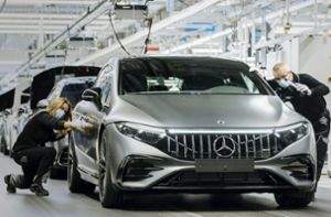 Mercedes-Benz hat die Produktion seiner Antriebe für die Zeit von 2024 an neu aufgestellt. Im Bild zu sehen ist die Montagelinie des EQS in Sindelfingen. Foto: Mercedes-Benz AG
