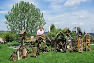 Martin Lenz inmitten einiger seiner Kreationen für Vögel und Wildbienen in seinem GartenFoto: Gauggel Foto: Schwarzwälder Bote