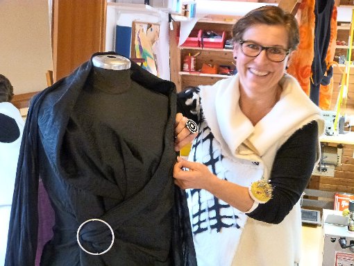 Damenschneidermeisterin Annette Köhler hat in ihrer Modewerkstatt in Empfingen einige selbst geschneiderte Kleidungsstücke für ihre Kunden ausgestellt. Foto: Begemann Foto: Schwarzwälder-Bote