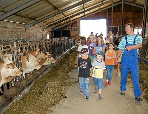 Alles Wissenswerte über die Milchviehhaltung bekamen die Kinder beim Tag des offenen Hofes von Landwirt Markus Rist (rechts) zu hören. Foto: Kaletta Foto: Schwarzwälder-Bote