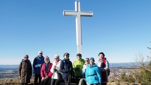 Die Gruppe genießt den Ausblick auf Kehlen beim Weißen Kreuz, dem Wahrzeichen von Gosheim Foto: Bauer