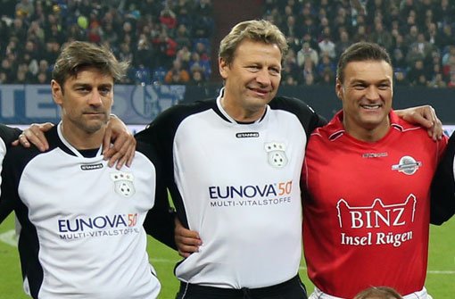 Beim VfB Stuttgart und in der Nationalmannschaft war er für seine Defensivstärke bekannt: Guido Buchwald (Mitte) spielte zusammen mit Oliver Kreuzer (links) beim Jahrhundertspiel für den guten Zweck. Foto: dpa