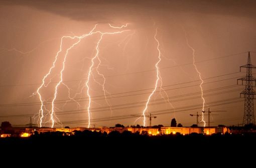 Blitze zuckten in der Nacht zum Sonntag über Stuttgart und der Region. Foto: dpa/Symbolbild