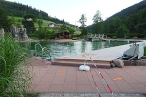 Begrenzungen innerhalb des Bades zeigen den Gästen die Laufwege an und sichern die Einhaltung des Abstandes. Foto: Braun Foto: Schwarzwälder Bote