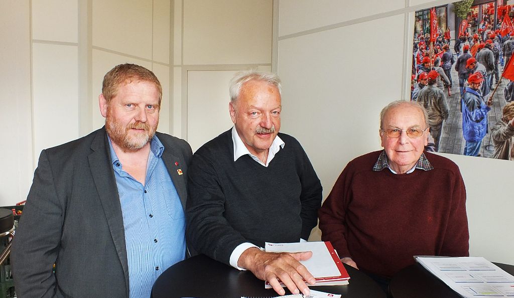 Sprechen ein Problem an: Michael Föst und   Walter Wadehn von der IG Metall mit dem  Tübinger Professor  Josef Held (von links).  Foto: Böhler
