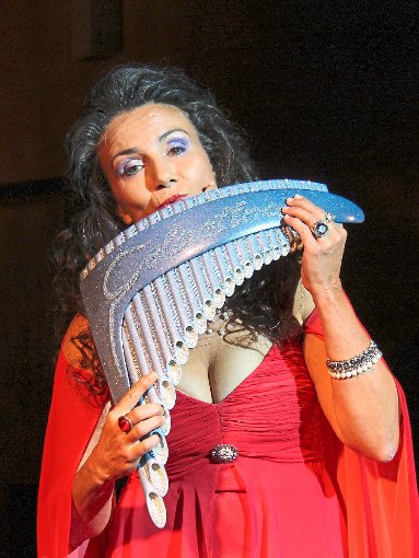 Daniela dé Santos verzauberte die Konzertbesucher in der Bad Herrenalber Klosterkirche mit ihrer Panflöte. Foto: Helbig Foto: Schwarzwälder-Bote