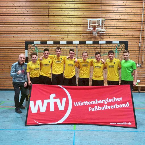 Eine gute Rolle im Landesfinale in Ehingen spielen will die U18 des TSV Frommern mit Trainer Uwe Vieth (links).  Foto: TSV Foto: Schwarzwälder Bote