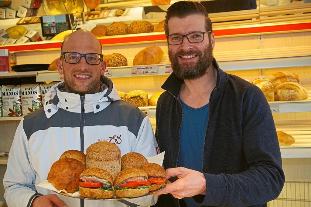 Matthias Saur (links) und Sven Bach zeigen hier eine Platte voller gesunder Snack-Alternativen. Foto: Lück
