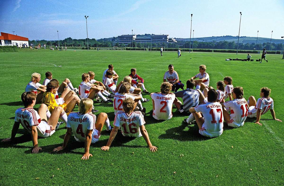 Trainer Otto Baric (hinten, Mitte) redet seiner Mannschaft anno 1986 das Frühlingserwachen herbei. In unserer Bildergalerie blicken wir auf die kurze Zeit des streitbaren Coaches zurück. Foto: imago
