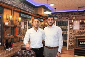 Abou Zeid (links) und Ali Shikhi in ihrem neu eröffneten Barbershop.  Foto: Ginter Foto: Schwarzwälder Bote