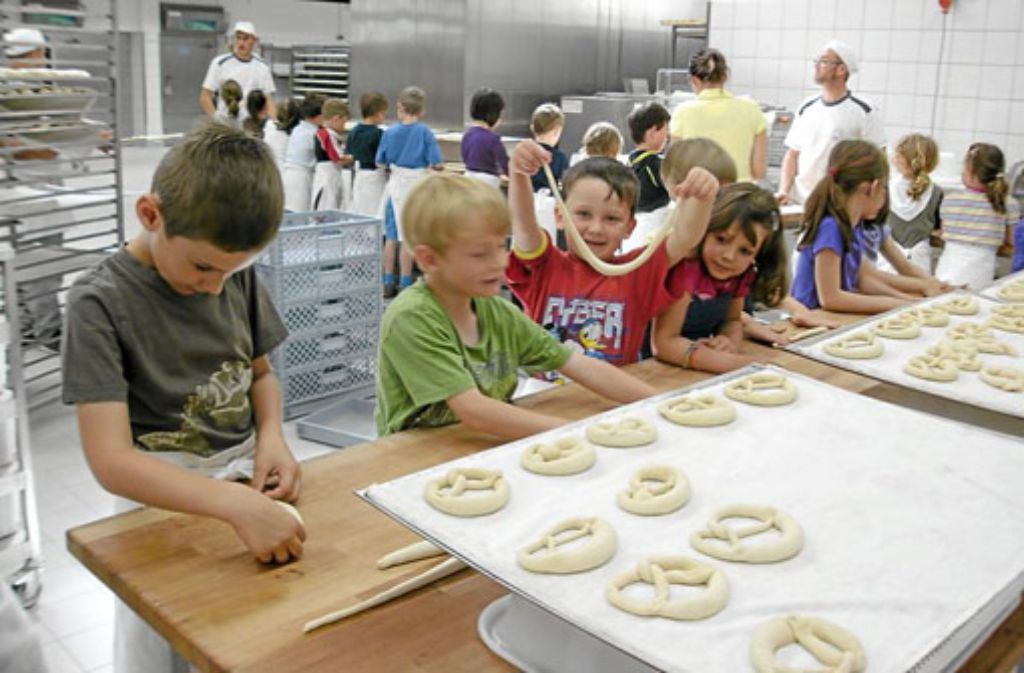Auch beim Bäcker waren die Kinder zu Besuch und gingen gleich mit Eifer ans Werk. Foto: privat