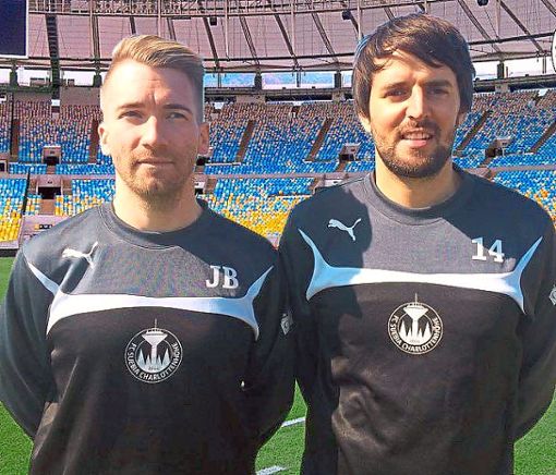 Jonas Baumgartner (links) und Philipp Kleiter trainieren auch in der kommenden Saison den FC Suebia Rottweil. Foto: Peiker Foto: Schwarzwälder Bote