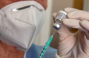 Um eine Ausbreitung des Coronavirus weiter einzudämmen werden verstärkt in den Arztpraxen Impfangebote ausgesprochen. Foto: dpa/Wolfgang Kumm
