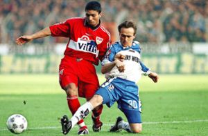 Immer voller Einsatz: 1996/97 packt der Neu-Bielefelder Schäfer gegen Ex-VfB-Kollege Giovane Elber beherzt die Grätsche aus. Foto: imago/Team 2