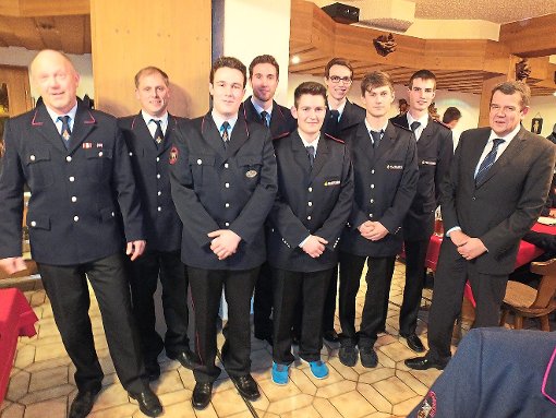 Die neuen  und beförderten Helfer der Ostelsheimer Feuerwehr mit  Bürgermeister Jürgen Fuchs (rechts) und Kommandant Klaus Richter (links). Foto: Stocker Foto: Schwarzwälder-Bote