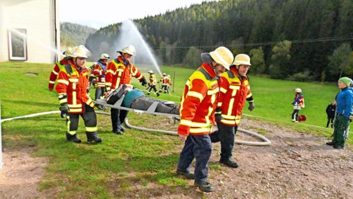Mit vereinten Kräften wird die Menschenrettung im Rahmen der Herbstprobe der Uracher Feuerwehr vollzogen. Foto: Hartmut Ketterer