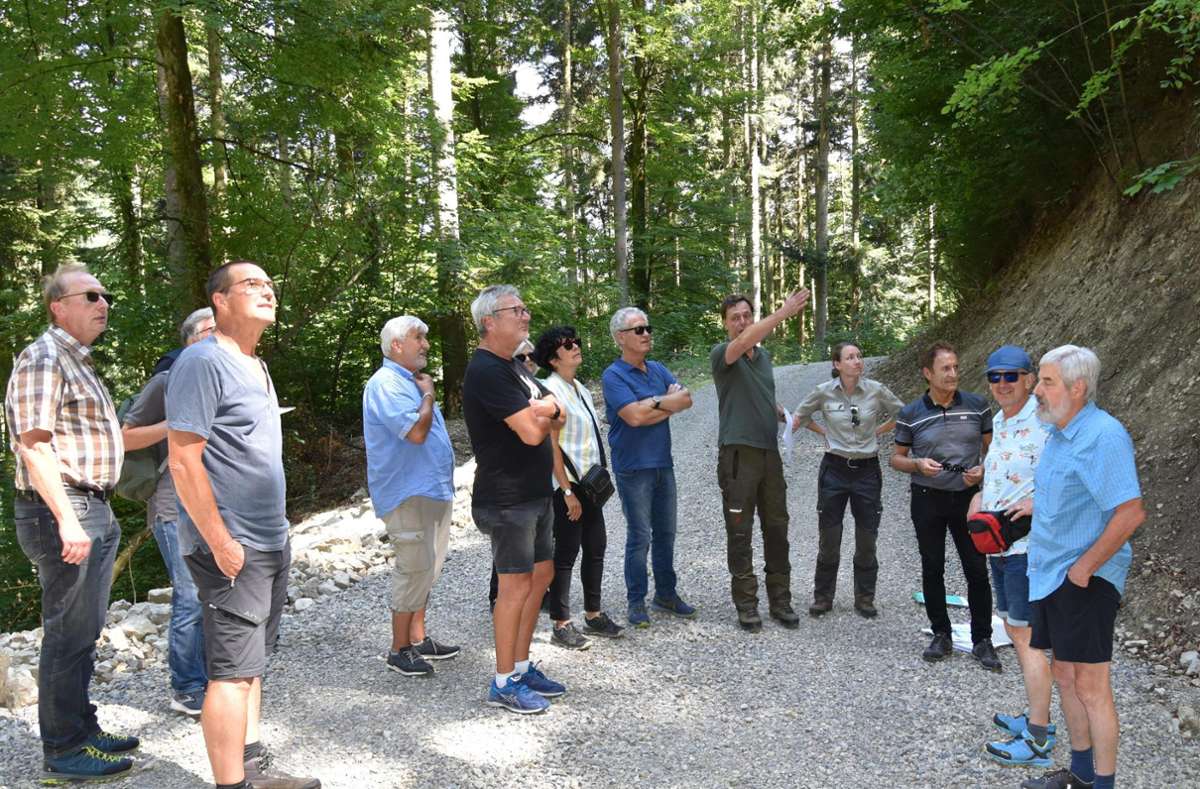 Revierleiter Simon Köninger erklärt den Teilnehmern der Waldbegehung die verschiedenen Waldbilder. Foto: Schönfeld