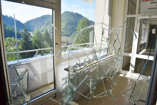 Mehrere Türen zu den einzelnen Stationen wurden zerstört, teilweise hängt das Glas noch an des Sicherheitsfäden.  Foto: Wegner