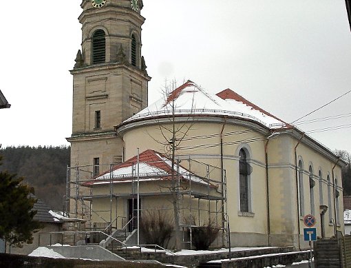 Der Förderverein Kirchendachsanierung in Stein hat seine Aufgaben bewältigt. Das Foto zeigt vorne die Sakristei, deren Dach kurz nach Weihnachten ebenfalls saniert wurde.     Foto: Maute