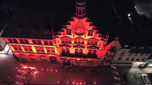 Auch das Rathaus in Wolfach wurde in der Nacht zum Dienstag angestrahlt. Die Botschaft ist deutlich: Für die Branche herrscht Alarmstufe Rot. Foto: Heil Foto: Schwarzwälder Bote