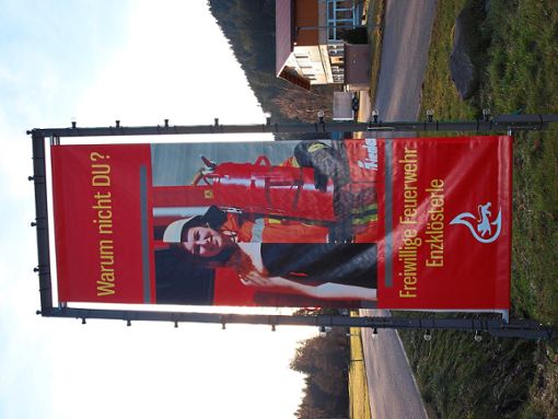 Jenny Kirchhoff wirbt auf dem Banner in Nonnenmiß für den Dienst in der Freiwilligen Feuerwehr Enzklösterle. Foto: Schwarzwälder Bote