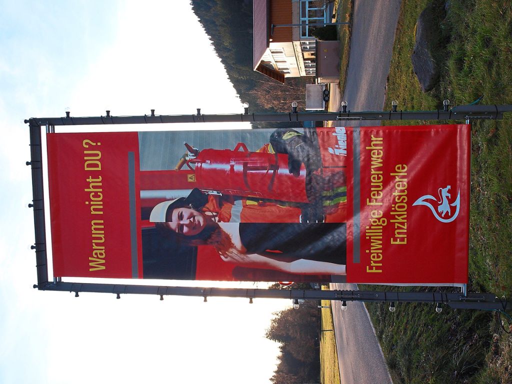 Jenny Kirchhoff wirbt auf dem Banner in Nonnenmiß für den Dienst in der Freiwilligen Feuerwehr Enzklösterle.