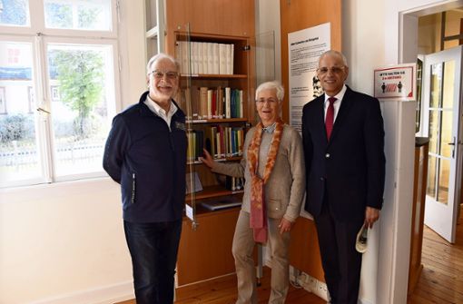 Wolfgang Schaible (von links), Annemarie Walter und Fritz Link zeigen die neuste Errungenschaft des Albert-Schweitzer-Hauses. Foto: Stephan Hübner