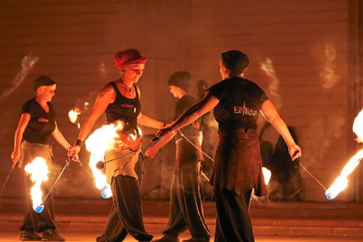 Die Feuershow der Formation Ellylldan versetzte das Publikum in Staunen.Foto: Geisel Foto: Schwarzwälder Bote