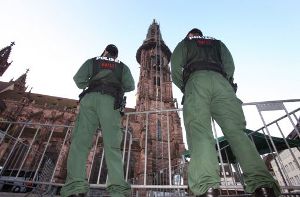 Polizisten sichern das Münster in Freiburg. Gegen Mittag wird der Papst im Breisgau erwartet. Foto: dpa