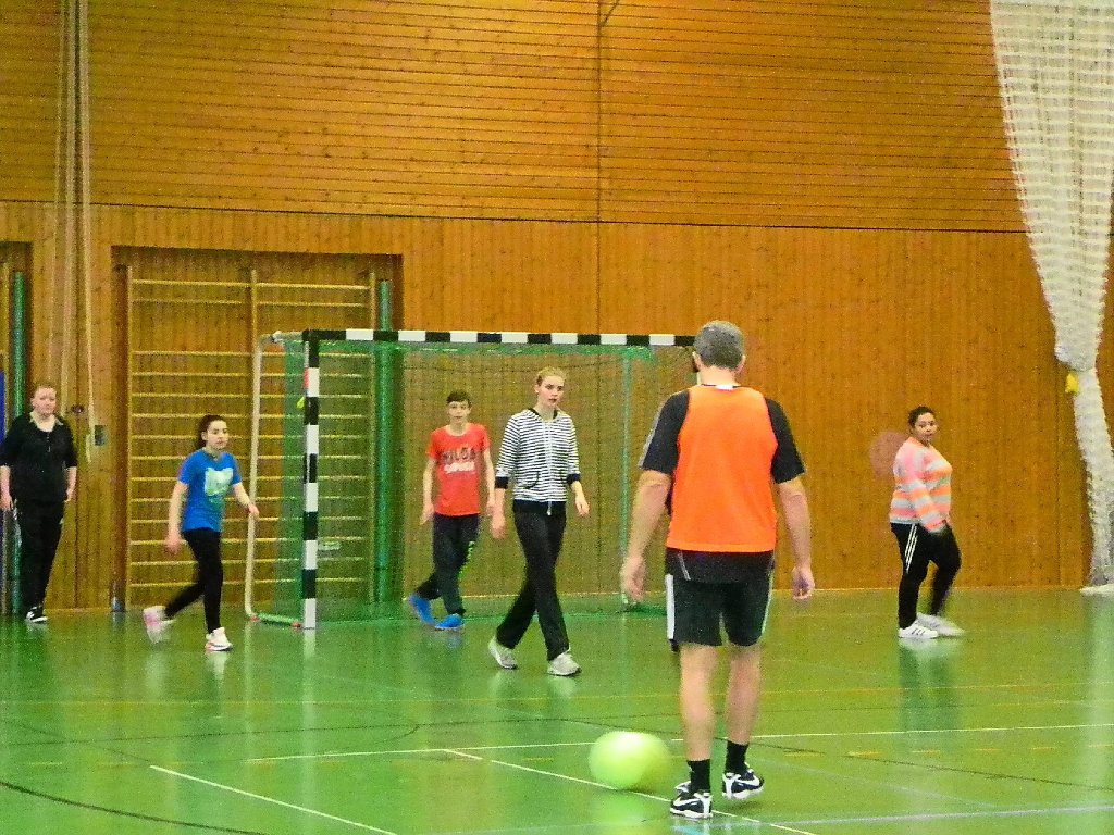 Lehrer kicken beim zweiten Fußballturnier der Beruflichen Schulen Oberndorf und Sulz gegen die Hauswirtschafts-Schülerinnen.  Foto: Haubold Foto: Schwarzwälder-Bote