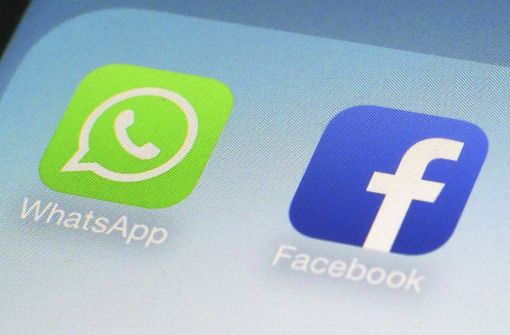 Logos von Whatsapp und Facebook. Weil Facebook unrichtige Angaben vor dem Kauf von Whatsapp machte, muss der Konzern eine Strafe in Höhe von 110 Millionen Euro zahlen. Foto: AP