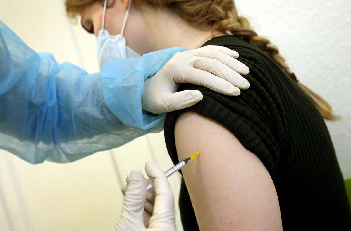 Impfstoff ist vorhanden, Wartezeiten gibt es keine: Der Kreis empfiehlt allen unter 30 Jahren, sich möglichst bald eine Impfung abzuholen. Foto: Kumm