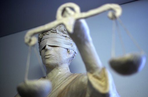 Justizias Waage schlägt noch nicht aus: Ehe das Gericht sein Urteil fällt, müssen zwei wichtige Zeugen gehört werden. Foto: dpa
