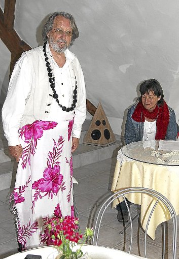 Das Ehepaar Hannig zeigt bei der Lesung ein Lava-Lava-Tuch, das auf Samoa beide Geschlechter tragen. Foto: Vollmer Foto: Schwarzwälder-Bote