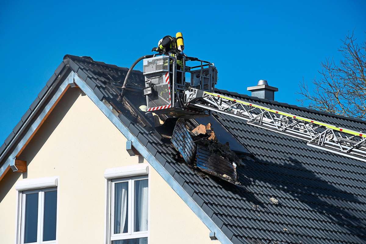 Die Feuerwehr musste einen Teil des Daches abdecken.