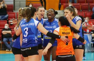 Pure Freude bei den Stuttgarter Volleyballerinnen nach dem 3:0-Sieg über den SSC Schwerin Foto: Baumann