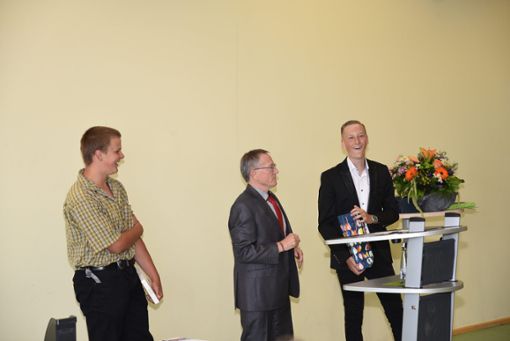 Munter und frisch war die gemeinsame Abschiedsrede seiner Schüler Jonas Lehmann (links) und Leo Bertsche (rechts). Foto: Schwarzwälder Bote
