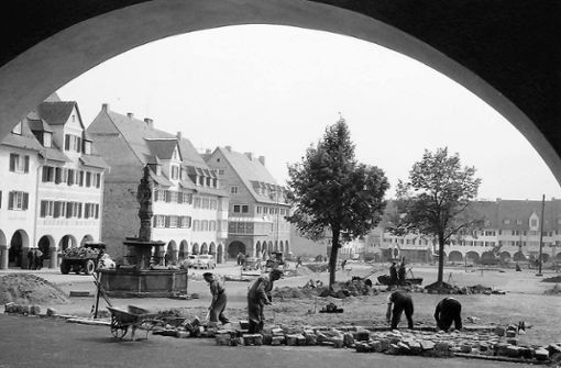 Die Pflasterarbeiten am Oberen Marktplatz im Jahr 1954.  Foto: Stadtarchiv Freudenstadt