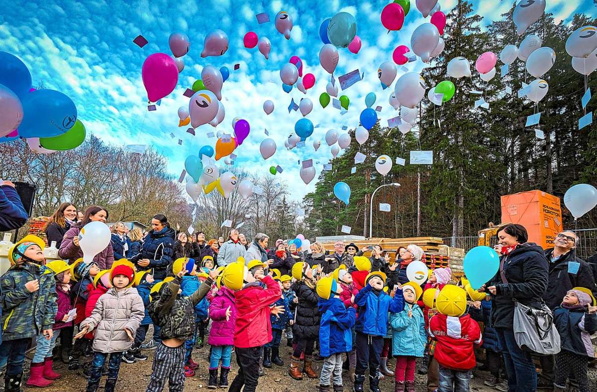 Beim Richtfest des Stationären Hospiz St. Michael steigen Luftballons in die Höhe – die Vollendung des Baus ist das i-Tüpfelchen dieser einmaligen Erfolgsgeschichte. (Archivfoto) Foto: Fritsch