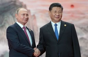 Xi Jinping (rechts) begrüßte Wladimir Putin bei der Eröffnungszeremonie der Winterspiele in Peking wie einen „lao peng you“, einen alten Freund. Foto: AFP/SERGEY GUNEYEV