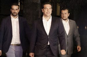 Mit gestärktem Rücken durch das Nein beim Referendum geht Regierungschef Tsipras in neue Verhandlungen mit den EU-Geldgebern. Foto: dpa
