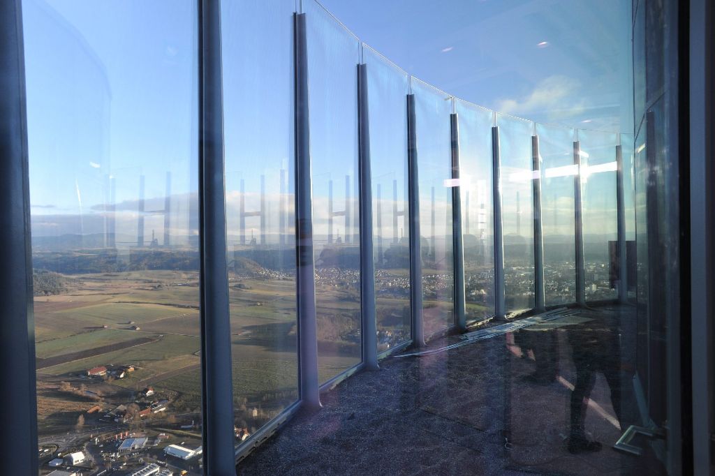 Ausblick von der Besucherplattform des Testturms: In dem Riesen haben sich Aufzugexperten getroffen.