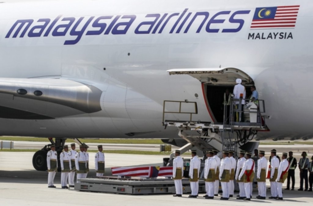 Am Freitag sind die ersten Särge mit den sterblichen Überresten der Opfer von Flug MH17 in Malaysia eingetroffen. Foto: dpa