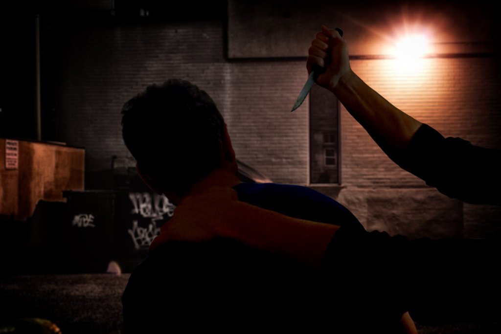 Mit Fäusten und einem Messer sollen die Tatverdächtigen in Villingen auf den 32-Jährigen losgegangen sein. (Symbolfoto) Foto: Kübler (Montage), Originalbild: Derek R. Audette/Shutterstock