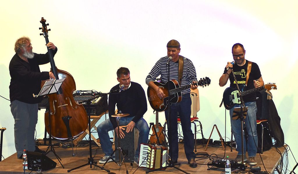 Das Trio mit vier Mann und Fremd-Kontrabass legt einen bemerkenswerten Auftritt hin.  Foto: kw