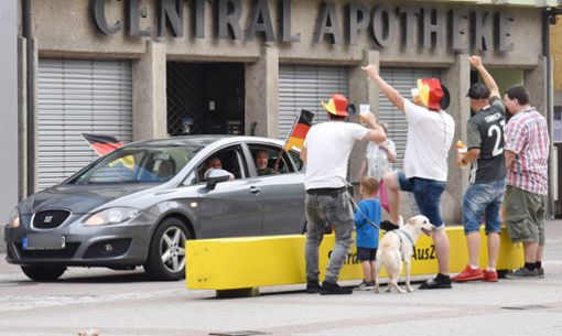 Auf dem Rathausplatz wurden die Feiernden in den Autos zünftig empfangen. Foto: Wegner