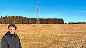 Niklas Käfer steht vor einem Windrad in VS. Die Erneuerbaren Energien sind sein Thema. Foto: Niklas Käfer
