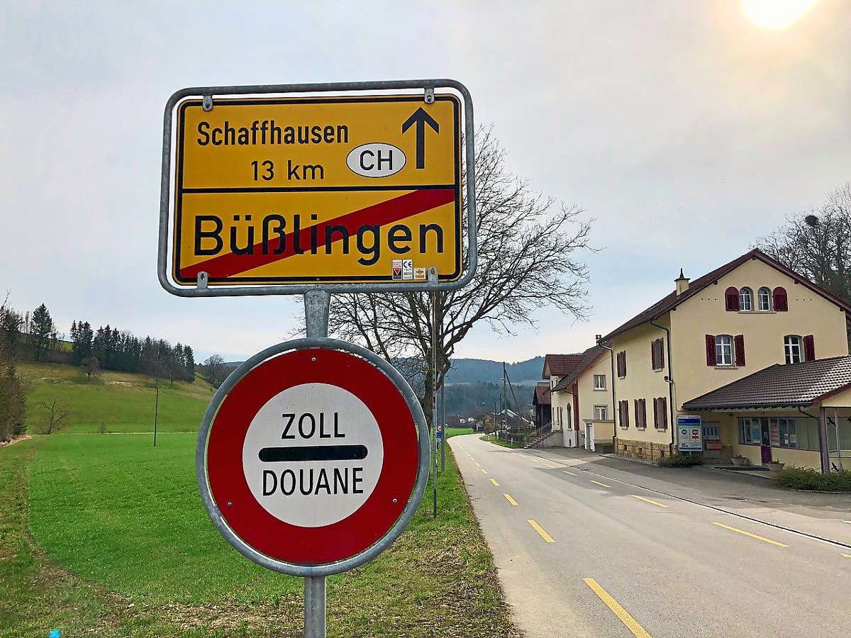 Büßlingen liegt unmittelbar an der Grenze zur Schweiz. Als Wanderer bewegt man sich hier quasi auf dem grünen Grenzstreifen.