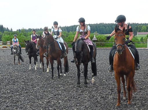 Reiterinnen im Dirndl mit ihren Pferden zeigen zu einem Medley von Andreas Gabalier ihr Können.  Fotos: Hartmann Foto: Schwarzwälder Bote