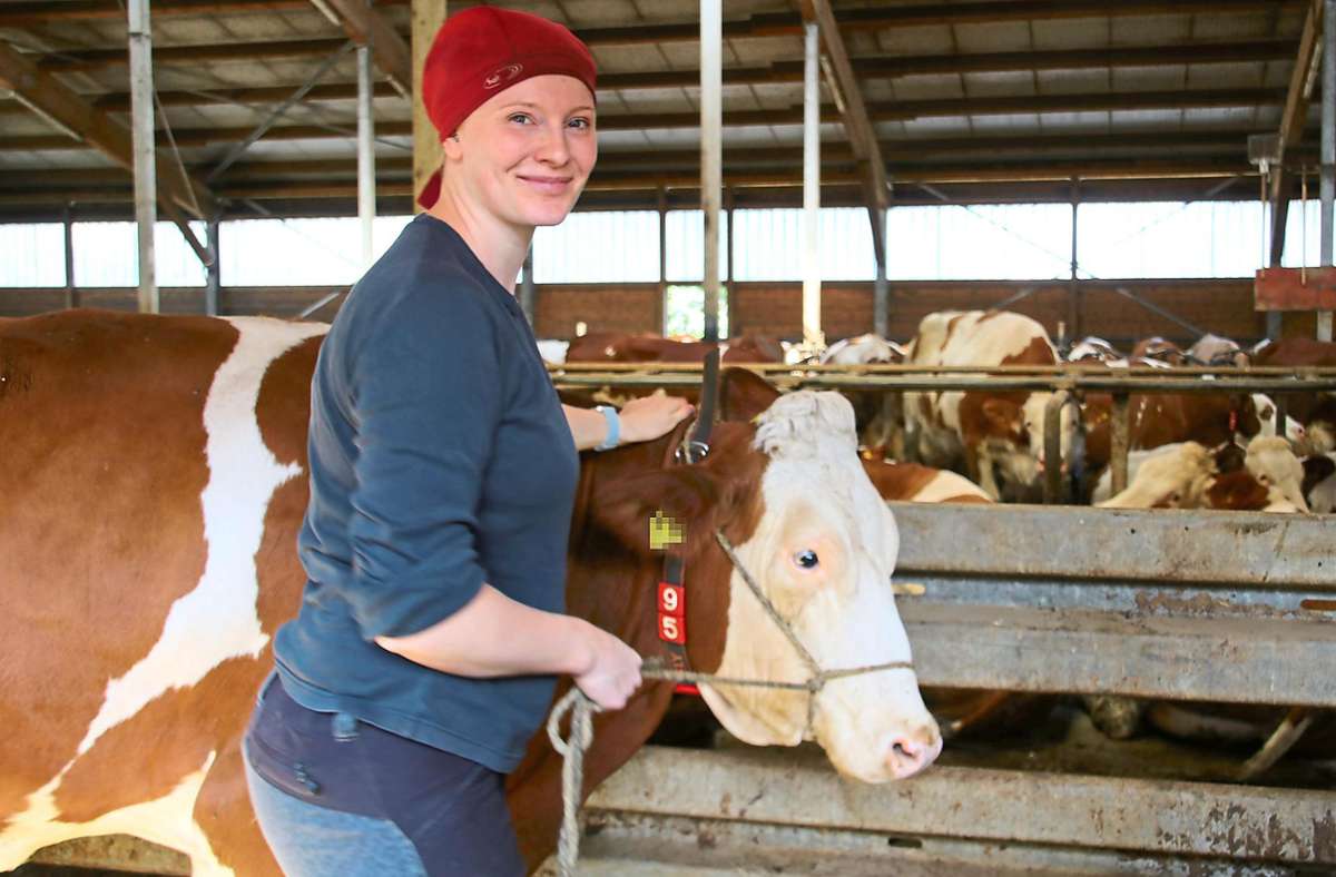 Astrid Walter ist Landwirtin und Herdenmanagerin. Ein Teil der Tiere hat von ihr Namen bekommen, wie beispielsweise Kuh Heike. Astrid Walter folgt in ihrem Beruf einer Berufung: Landwirtschaft hat sie schon immer fasziniert. Foto: Katharina Schaub 